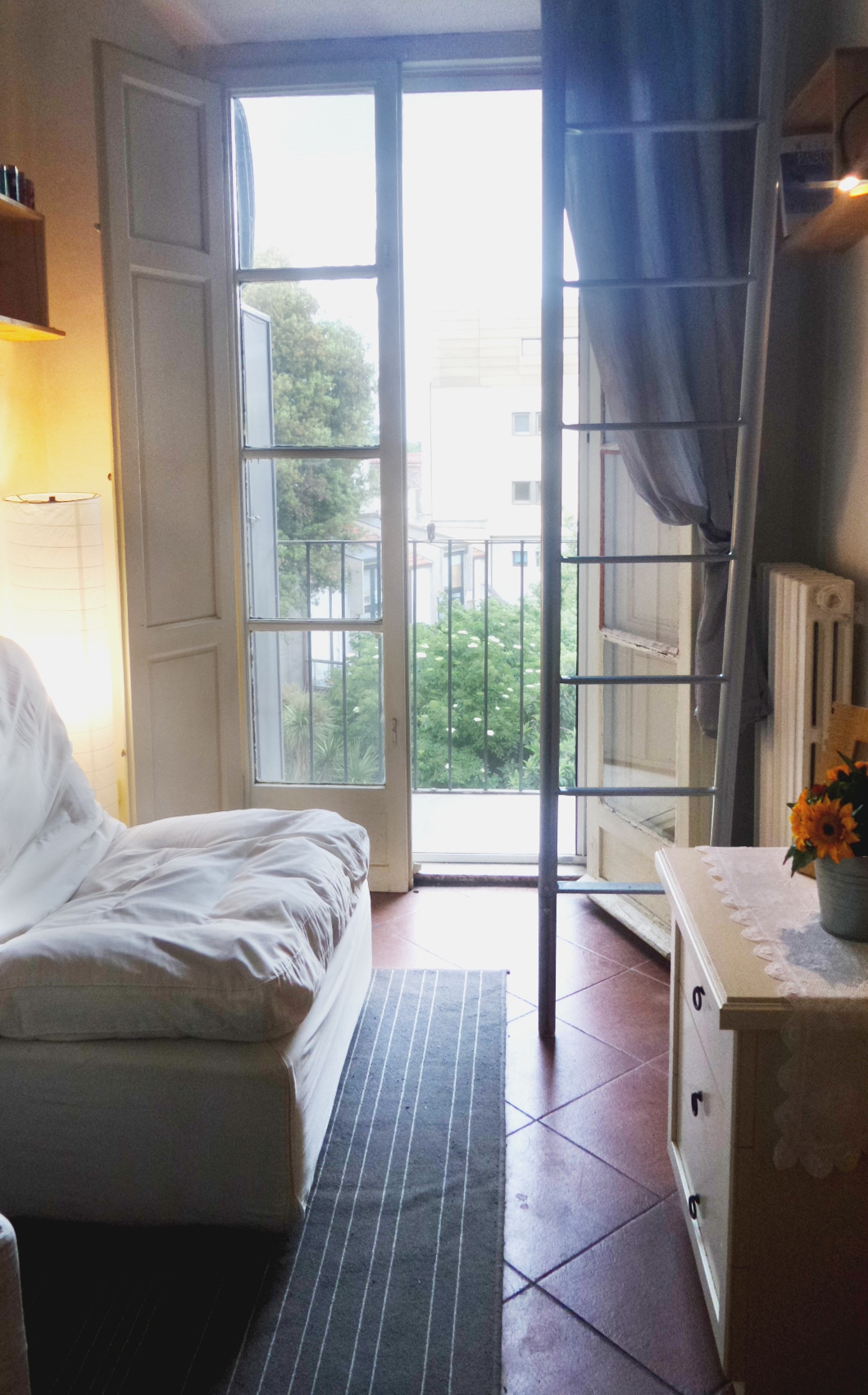 Soba s vratima u zelenom vrtu. 