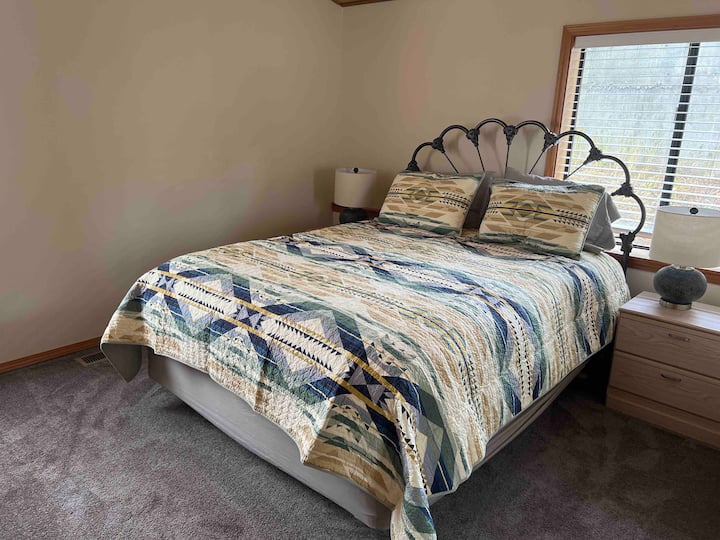 Chumba cha kulala cha kiwango cha juu. Mashuka ya idadi kubwa ya nyuzi zilizo na blanketi zito na Pendleton.