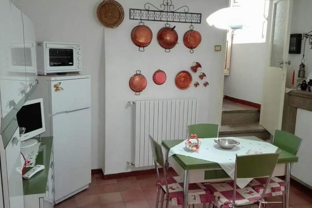 La cucina, stanza in comune di collegamento tra primo e secondo piano