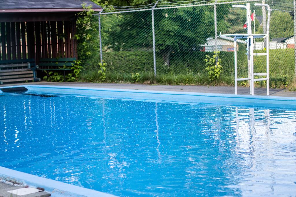 Piscine municipale voisine / Nearby Free-access Municipal Pool
