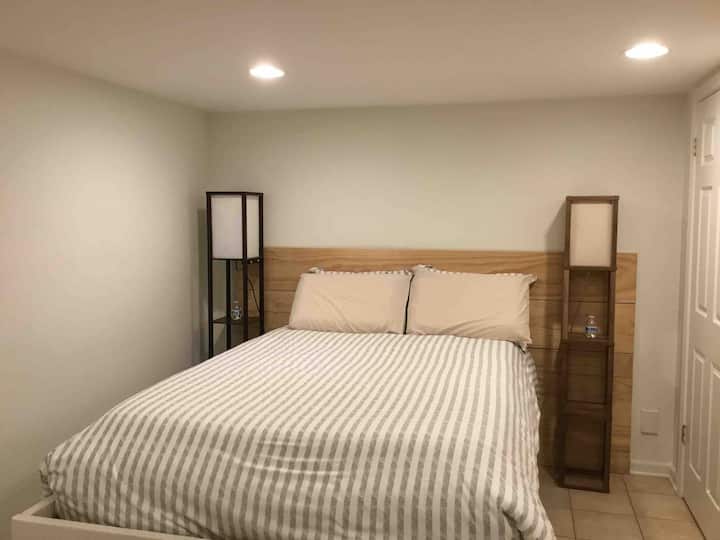 Dhomë gjumi dopio "queen" në shtroja të ndryshme.