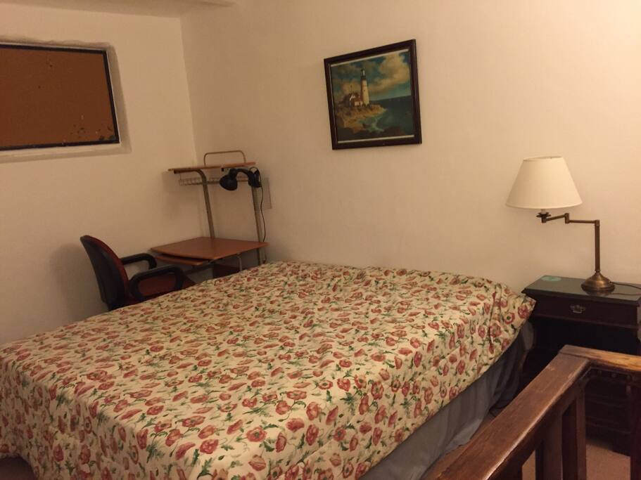 Cuarto en piso superior con cama matrimonial o dos individuales. + escritorio.