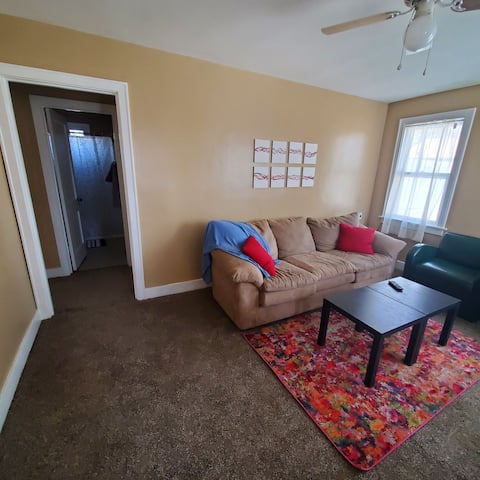 Cozy cottage 2 bedroom. Free wifi and parking!