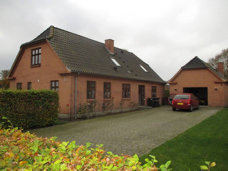 Indgang, med parkering lige til døren, samt stor garage.