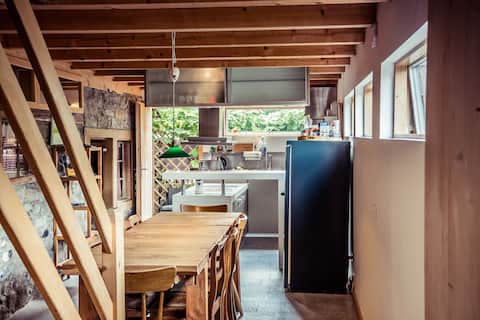 5 bedrooms/ Beds 10/ Parking/Bus stop/Washer/Dryer