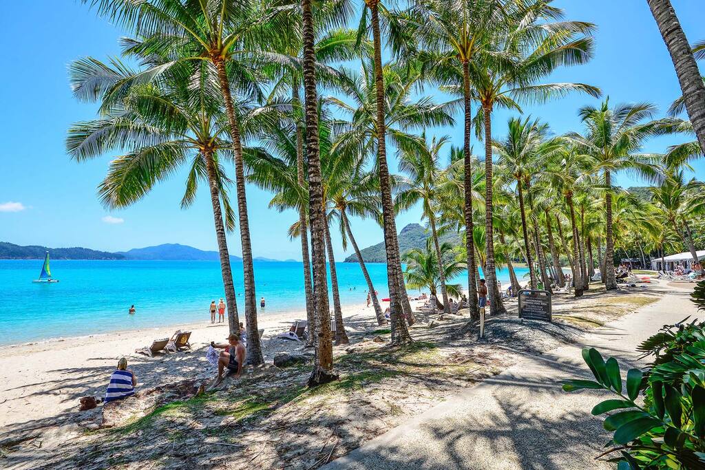 Cats Eye Beach - 3min walk