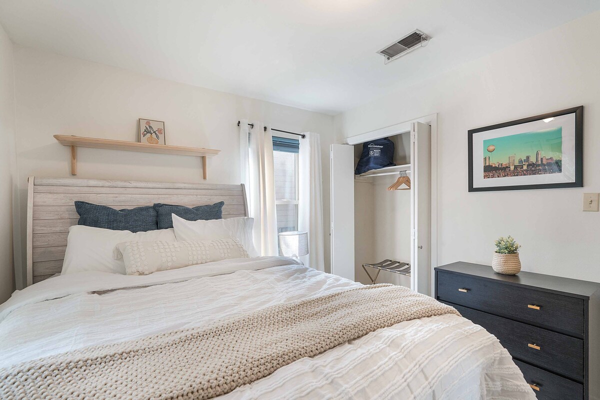 Sunny SoCo House: Explore Austin with Ease!
