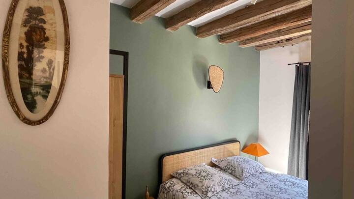 La chambre de la Petite Maison avec sa salle de douche et sanitaires attenants. Lit double 160 x 200. Nombreux rangements.
