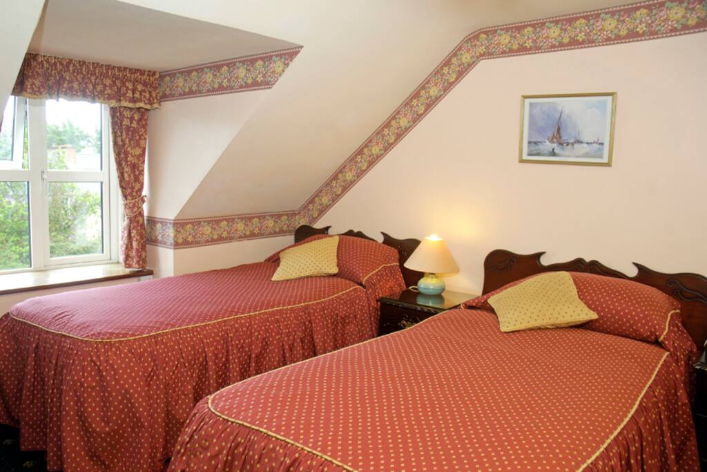 Twin bedroom