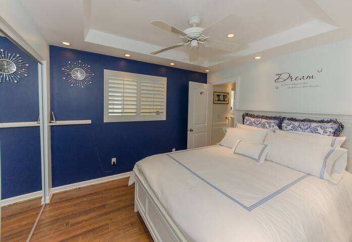 Beach Cottage – 1.5blks to Beach! gallery image 4