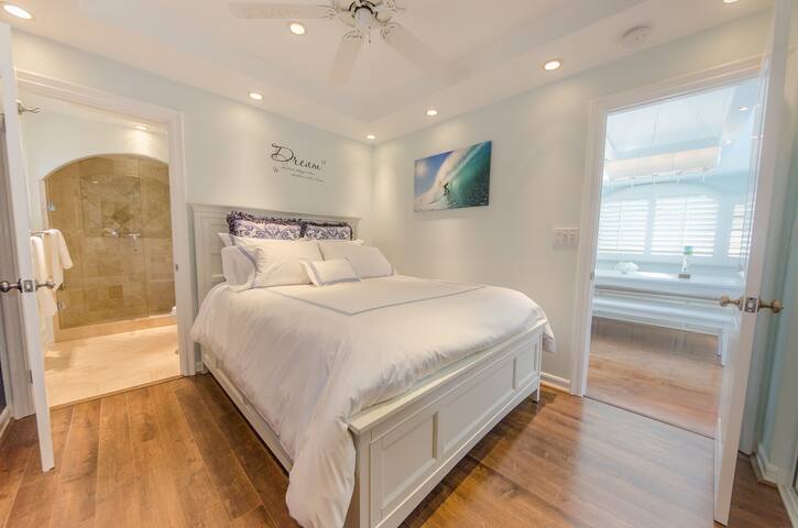 Beach Cottage – 1.5blks to Beach! gallery image 5