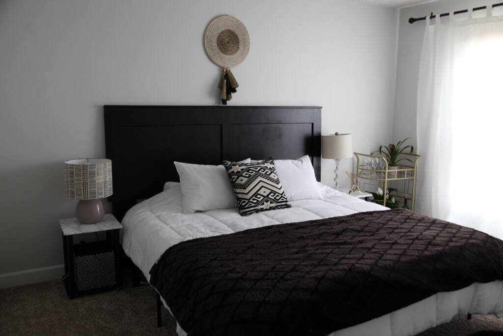 King Size Bed W/Walk In Closet