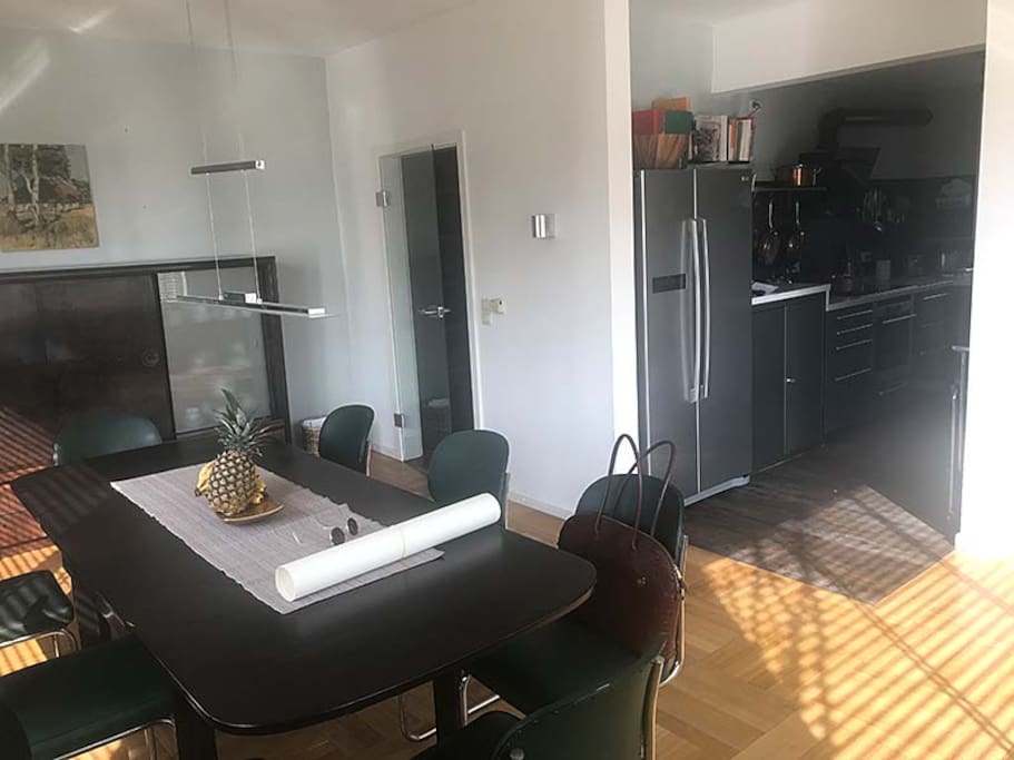 Esszimmer mit Platz für 10 Personen am großen Tisch