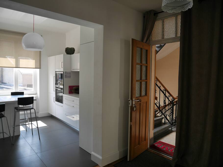 Vaste entrée donnant sur la cuisine 15 m2