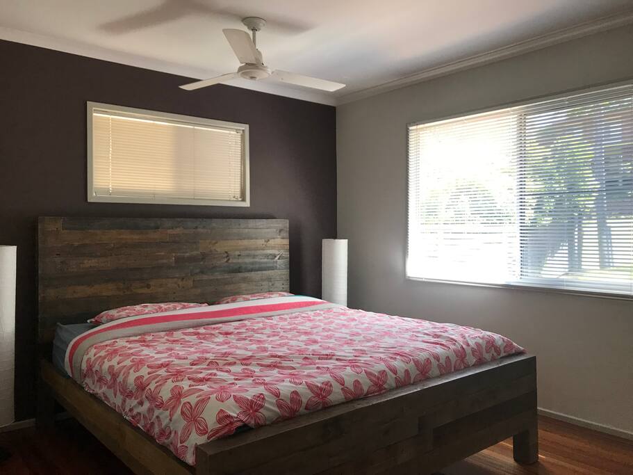 Bedroom 1 (king size)