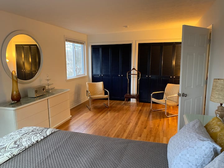 Grande chambre principale avec un mobilier correct d'époque