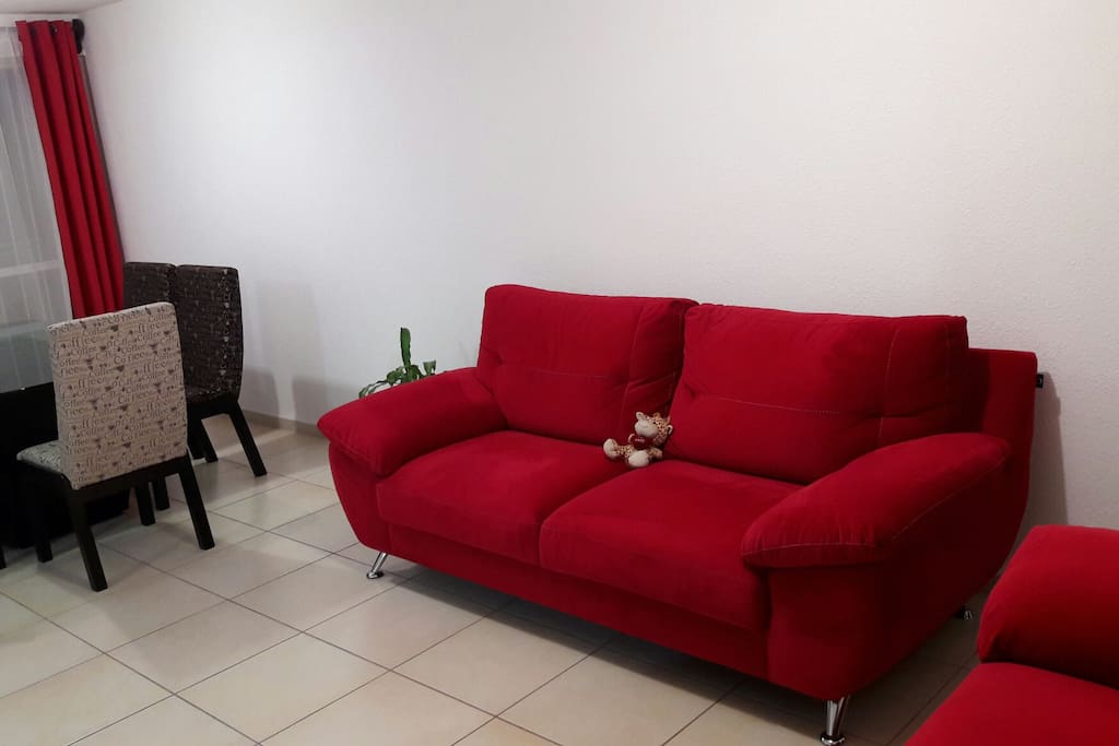 Confortable sala comedor con tv