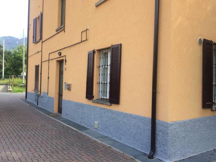 Da questa prospettiva è possibile vedere l'ingresso principale.