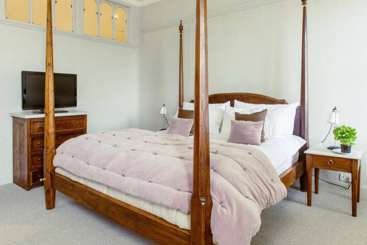 Luxury 4-BR Apt Next To Castle – Ramsay Garden gallery image 2