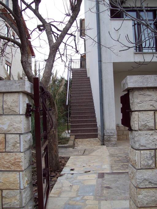 L'entrata dalla strada