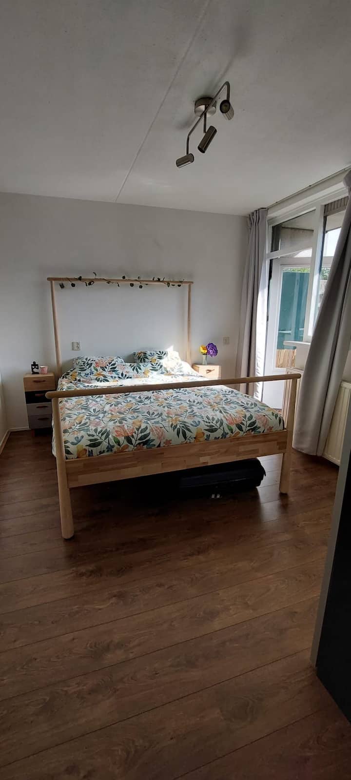 ห้องนอนใหญ่พร้อมเตียงควีนไซส์และตู้เสื้อผ้าขนาดใหญ่ มีเตียงเด็กอ่อน/เตียงนอนร่วมตามคำขอ (0 -6 เดือน) ห้องนอนมีระเบียง