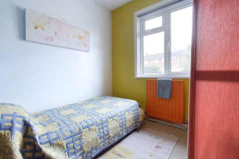 Colorida habitación privada con cama individual