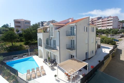 Luxury Villa, 40 sqm pool & gym, 200m beach, BBQ