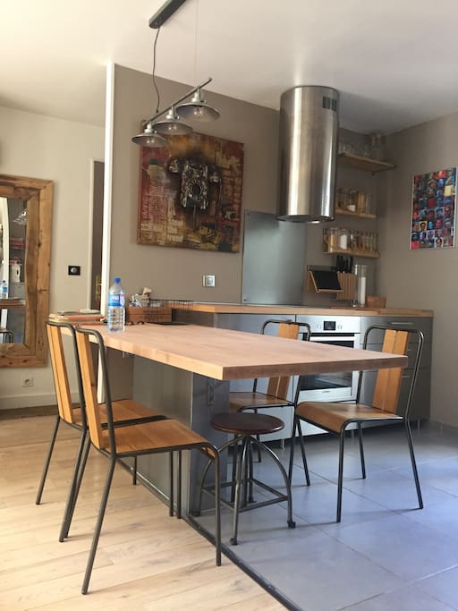 Salle à manger et cuisine équipée