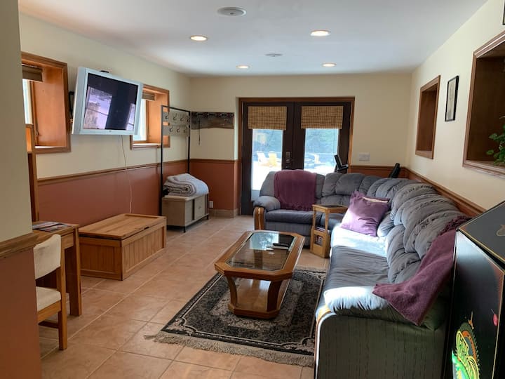 ทีวีมี Roku ติดอยู่กับแอพเพื่อดูทีวี/เล่นเพลง