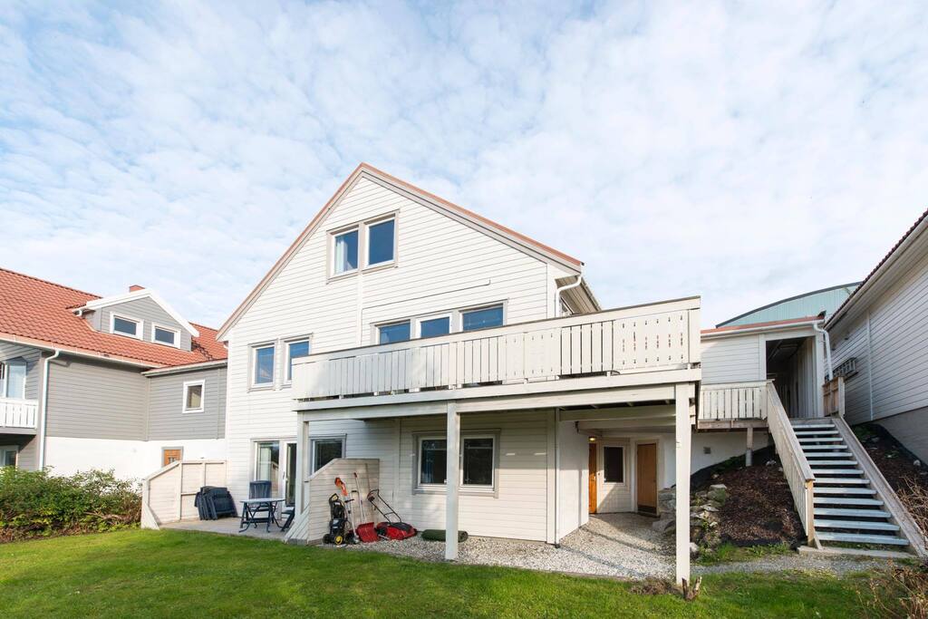 Utvendig. Leiligheten utgjør hele underetasjen