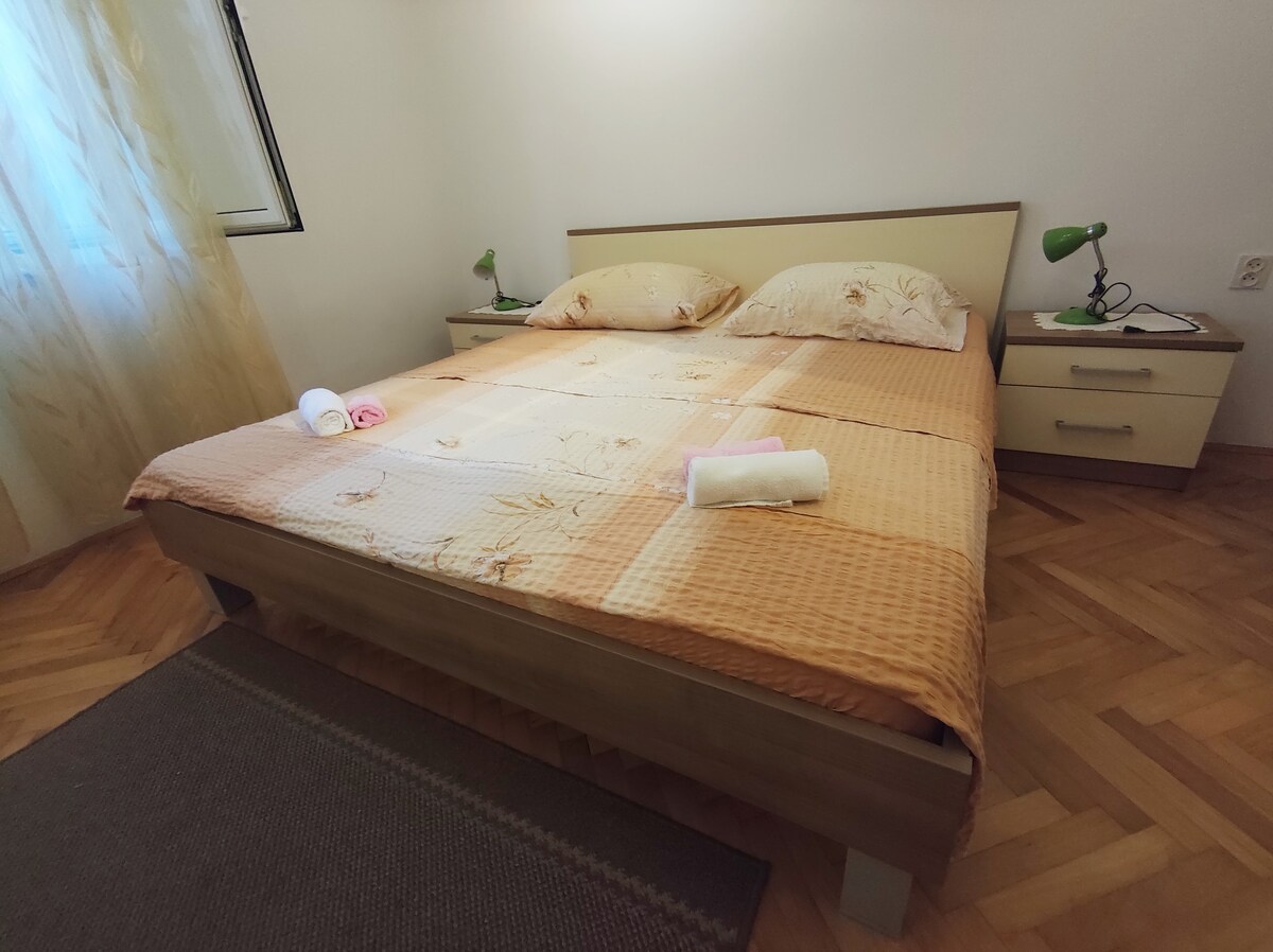 ห้องนอนคู่พร้อมเตียงโซฟาเพิ่มเติม