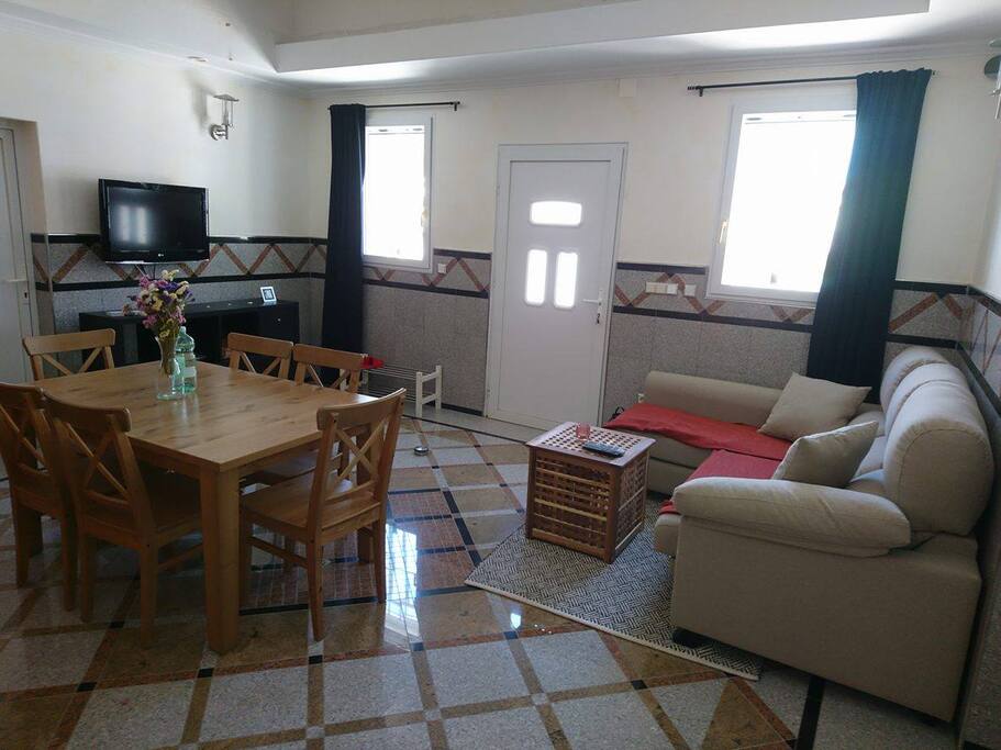 Sala de estar y cocina/ Living room and kitchen/ salle de séjour et cuisine/ Wohnzimmer und Küche