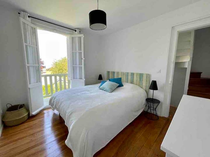 1er piso - dormitorio principal con pequeño balcón privado con vistas al jardín - vista al mar.

Cama Queen size, colchón híbrido más, colchón, edredón 240x220.