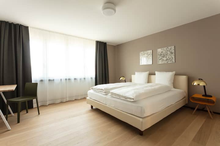 带2米宽双人床的卧室