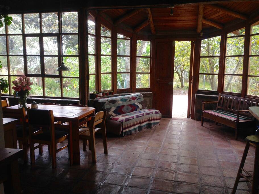 Comedor y sillones.