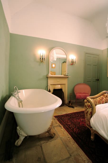 Roll top bath for 2 in the bedroom
Photo:- Susie Rea