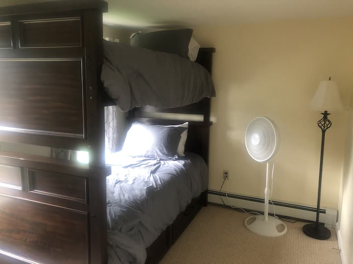 卧室5 -楼上双层床房，配有两张双层床（上层双层床评分为300磅，下铺被评为400磅）和双脚轮床。衣柜和床头柜。 