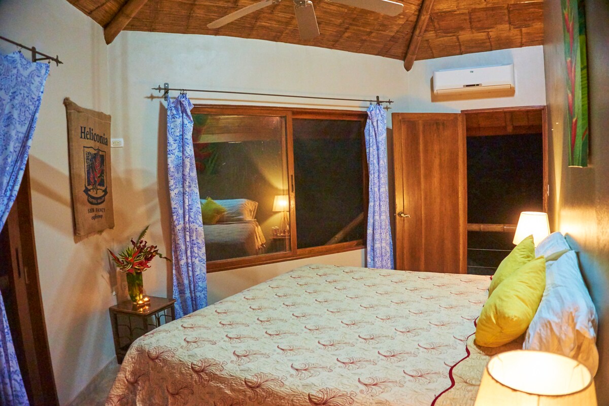 主卧设有加大双人床、空调和宽敞的衣柜 