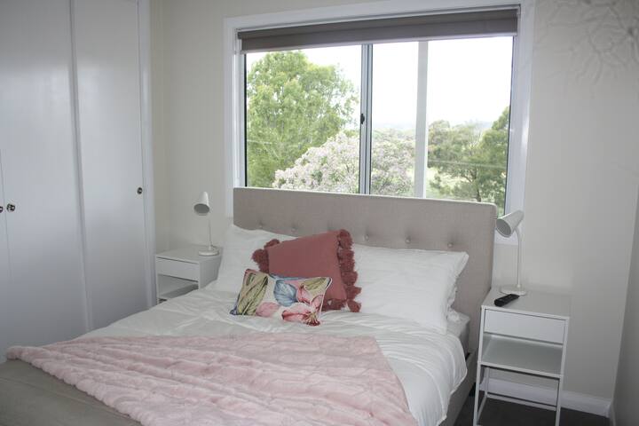 2号卧室景观宽敞，配有壁挂电视和套房。