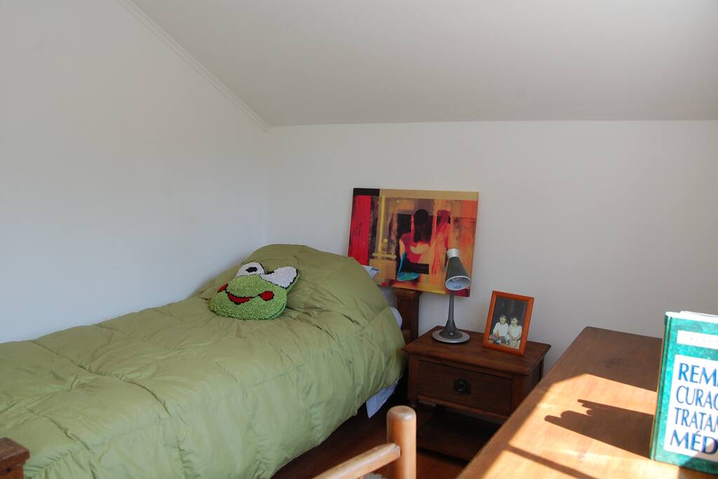 Agradable habitación, con mucha luz natural, y privacidad.