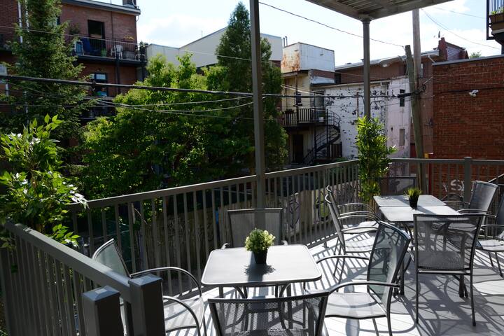 Top Location – 3 Full Bathrooms – 7 beds – Terrace gallery image 5