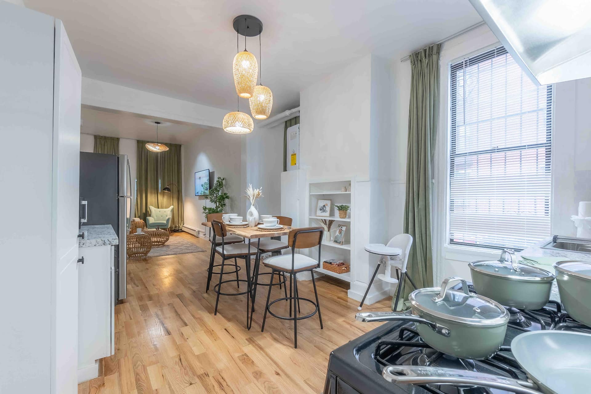 Sage Stay Near Train+We Pay 1/2 Parking, Sleeps 10