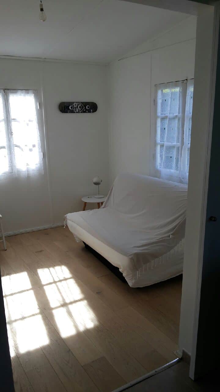 חדר שינה אחד: חלון המשקיף על חזית הבית - החלון השני המשקיף על המעבר המרכזי 