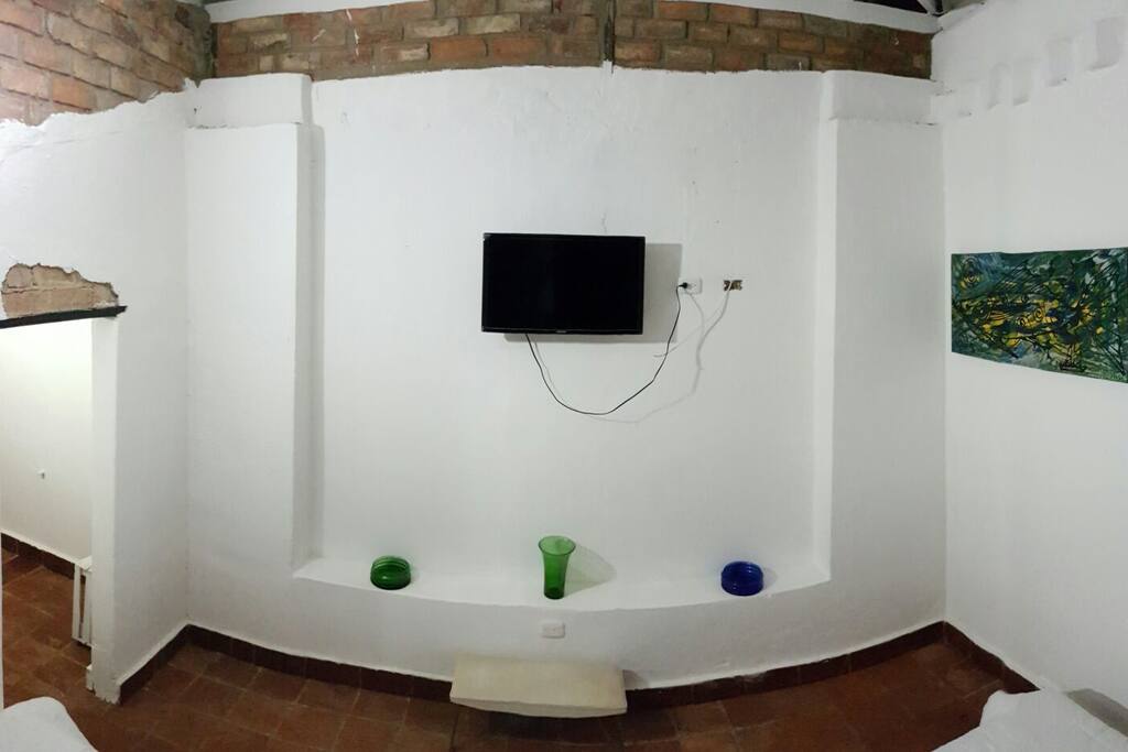 Tv 32 pulgadas en la habitación. Más de 40 canales de cable.