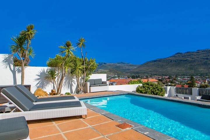 Solar Powered Cape Town Villa with fantastic views gallery image 4