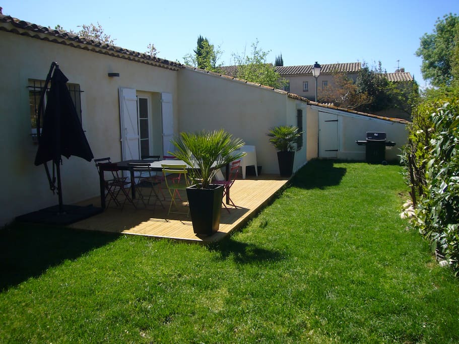 Jardin arrosé automatiquement, barbecue Weber.