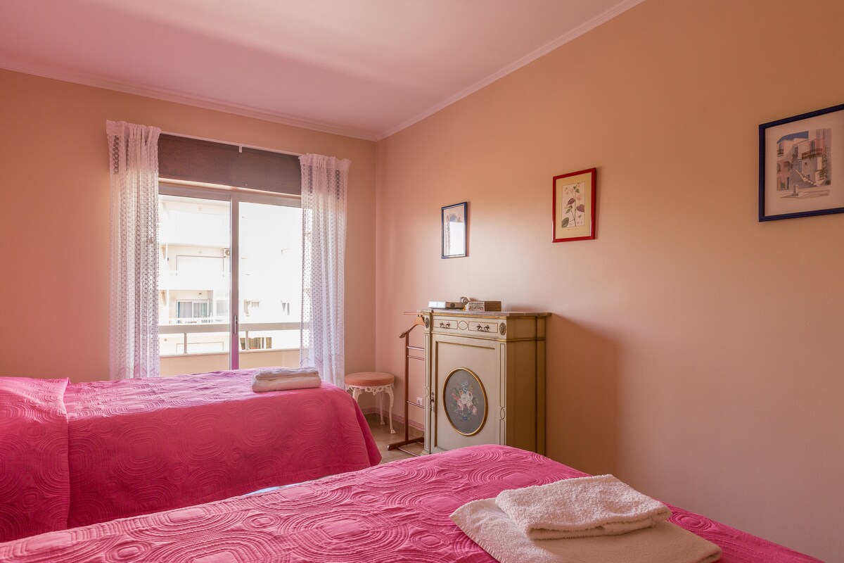 Spavaća soba s 2 odvojena kreveta. Spavaća soba opremljena je velikim ormarom.