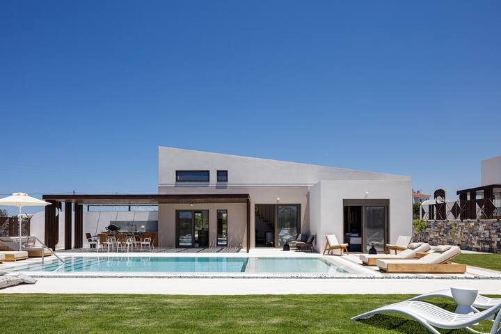 Spacious Family Villa w/ Playground by etouri