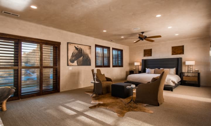 मुख्य स्तर पर स्थित मास्टर बेडरूम। एन - सुइट बाथरूम के साथ किंग साइज़ बेड