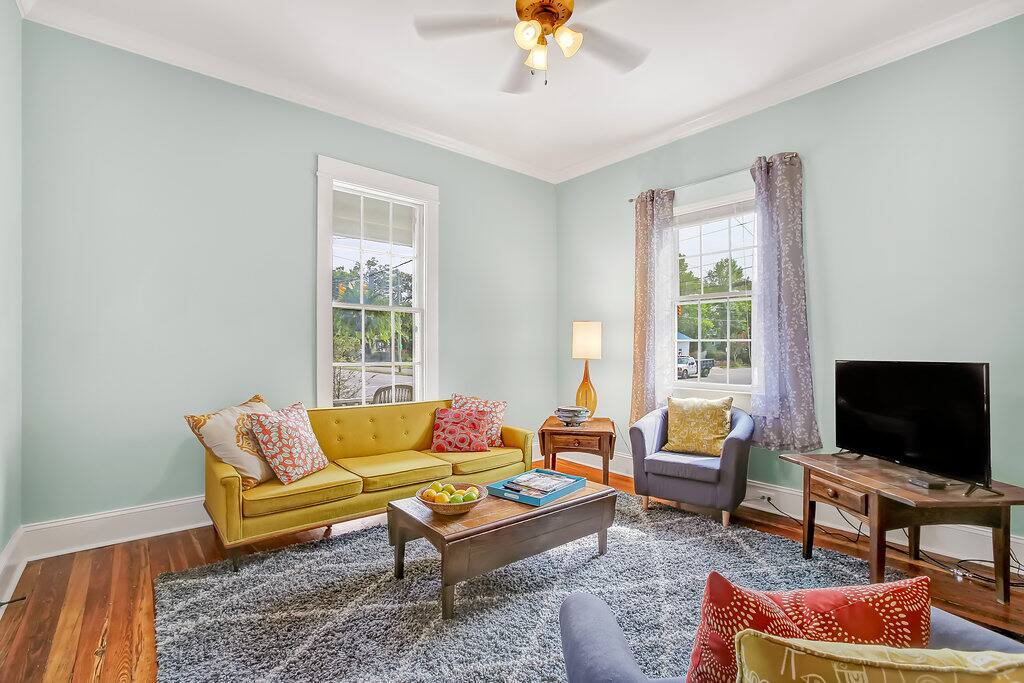 Living room with TV, Netflix, Pandora, etc.